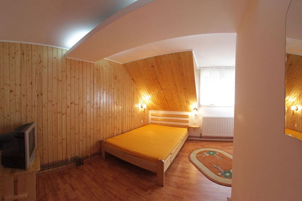 Pensiunea Flori De Camp Ватра-Дорней Номер фото