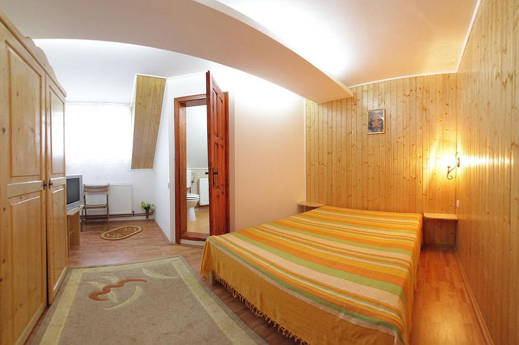 Pensiunea Flori De Camp Ватра-Дорней Номер фото