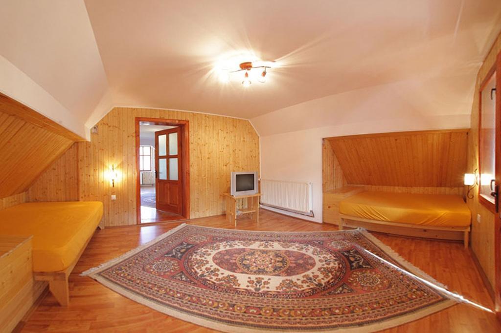 Pensiunea Flori De Camp Ватра-Дорней Номер фото